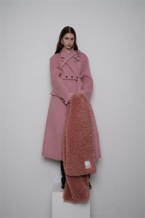 Гигантский шарф — снова главный зимний аксессуар | Fashion, Fashion ...
