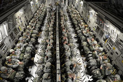 File:82nd Airborne paratroopers in a C-17.jpg - Wikimedia Commons