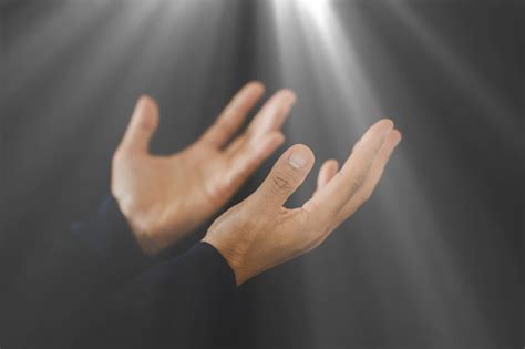doa terlipat tangan  tuhan  gelap  konsep gereja
