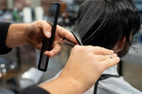 photo close  hand cutting hair