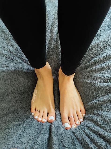 Imagine you are the blanket being crushed by my feet 💖 : r/VerifiedFeet