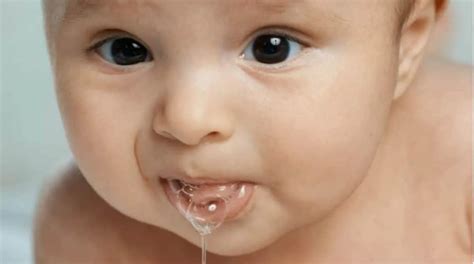 Bebê Babando Muito E Irritado - Bebê babando ou cuspindo: sinais de que há problemas - Bebê Mamãe