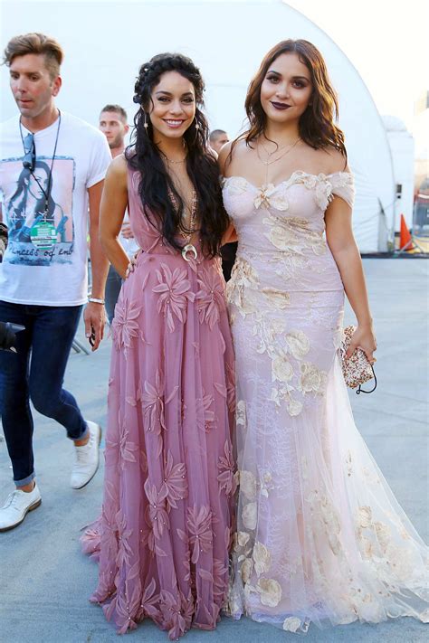 Sister Love! Vanessa Hudgens and Stella Hudgens Pose During MTV VMA
