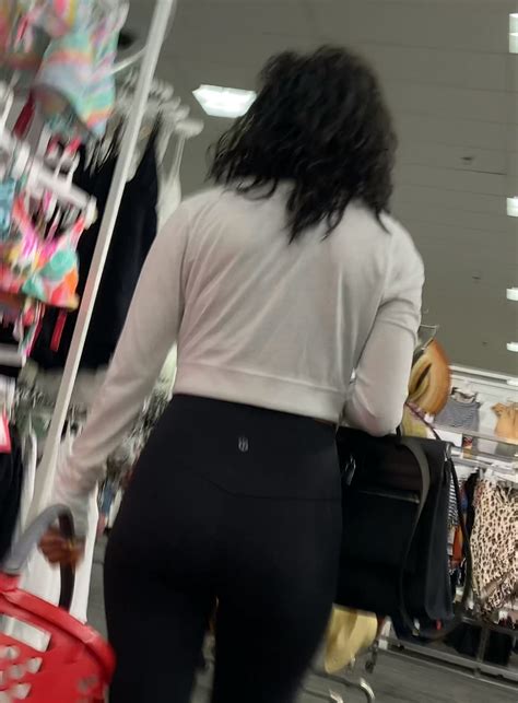 Tight Latina in Black Lululemon Leggings - Spandex, Leggings & Yoga