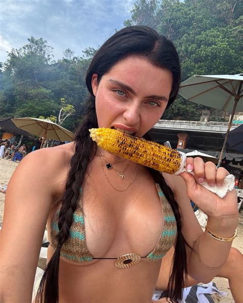 𝐋𝐀𝐔𝐑𝐄𝐍 𝐇𝐀𝐌𝐃𝐄𝐍 | I don’t think anyone on this beach has seen corn before