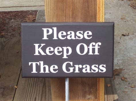 Keep Off The Grass Wood Vinyl Sign with Metal Stake Yard