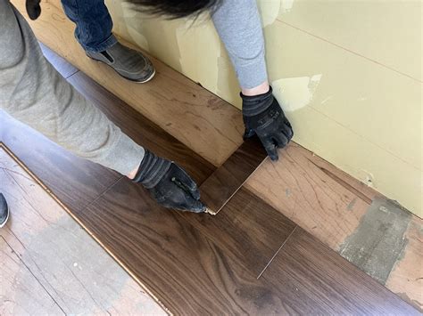DIYで床フローリング重ね張り（上張り）する方法 - スモスタDIY