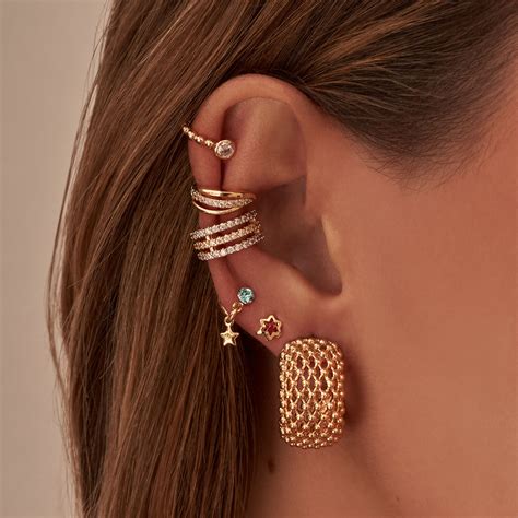 Orelha Com Brincos E Piercing - Piercing de orelha: Descubra porque o acessório se tornou o queridinho!