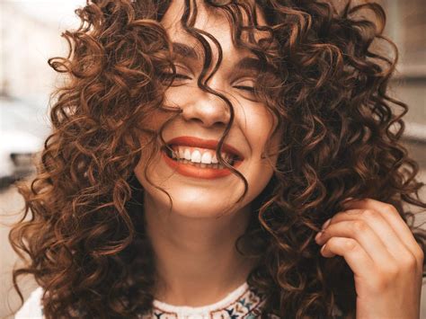 The Ultimate Guide To Taming Frizzy Curls – Tips And Tricks Included!