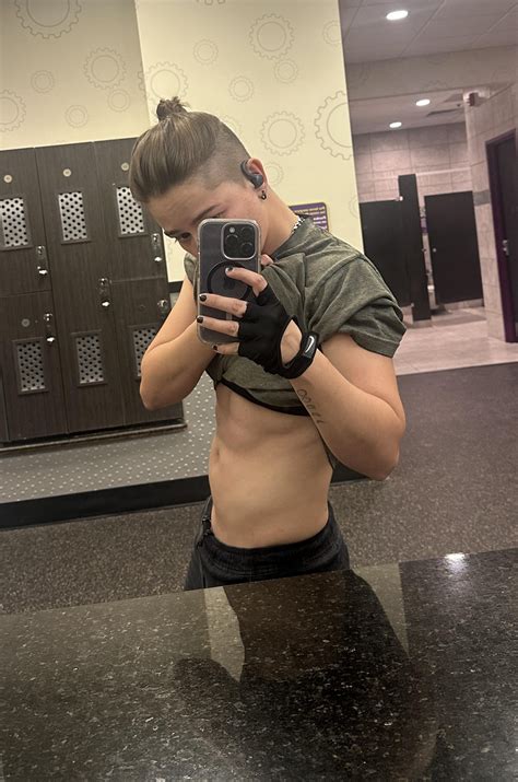 OMG FOUND MY GROUP 😭😭 : r/FlexinLesbians