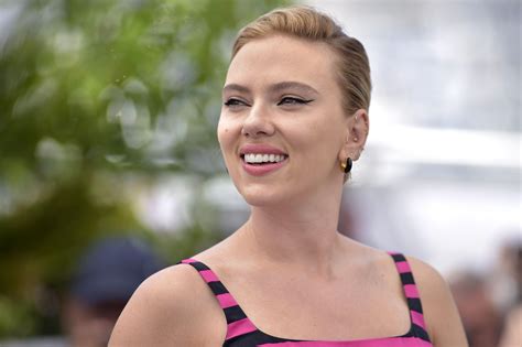 Famous Celebrity Couples: Scarlett Johansson and Colin Jost's Love
