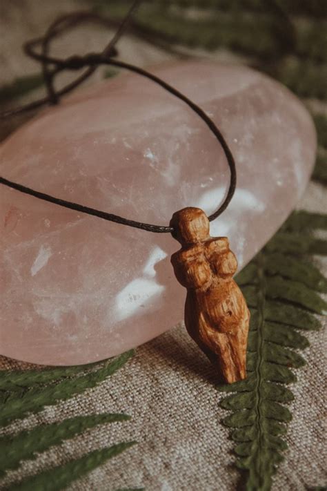 Кулон Венера из дерева | Pagan crafts, Christmas ornaments, Novelty ...
