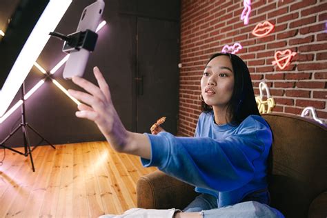 9 Konten Live Streaming yang Bisa Kamu Gunakan - Glints Blog
