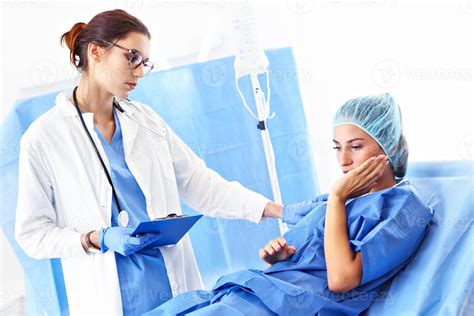 doctora cuidando a un paciente en el hospital 15863822 Foto de stock en