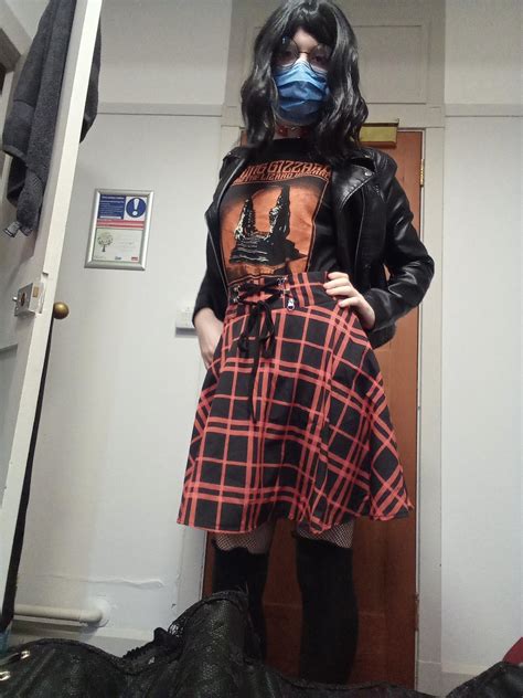 Anyone like emo femboys? : r/femboy