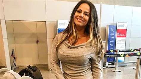 viviane araujo chama  atencao em clique na praia