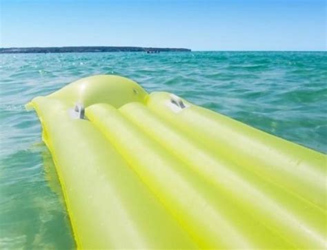 В Кирилловке двоих парней отнесло в открытое море на надувном матрасе ...