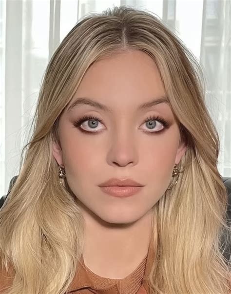 Sydney Sweeney | Big eyes makeup, Dark makeup looks, Doe eye makeup