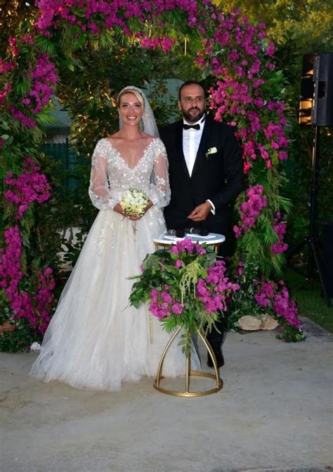 Sunucu Cansu Canan Özgen, Bodrum'da evlendi - Son Dakika