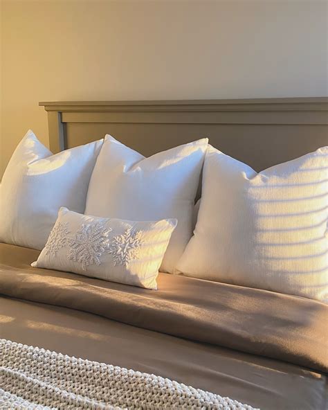 Aleks | 👉 a secret to a fluffy and cozy bed = layers, pillows, throw