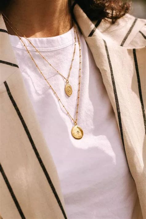 necklaces    wear   time     iconic