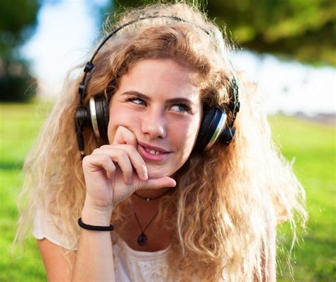girl listening pictures freepik