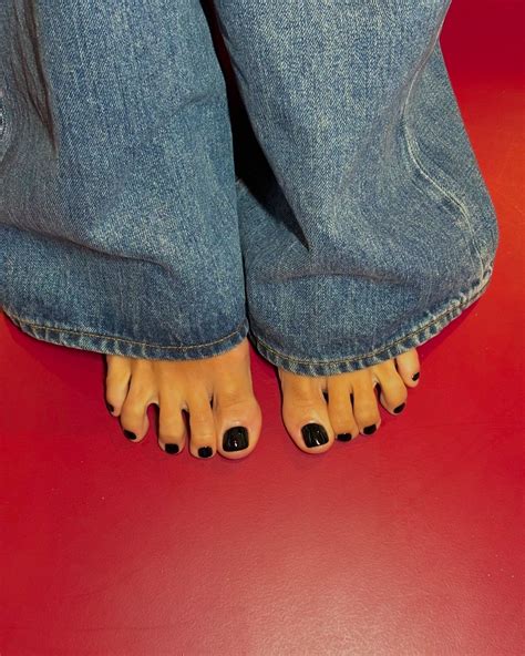 Lily Allen feet | FeetDatabase.com