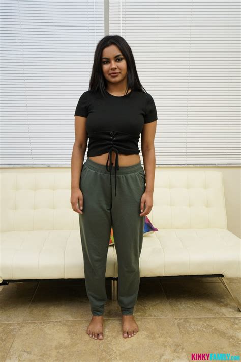 Numi Zarah : r/uhdwallpaper