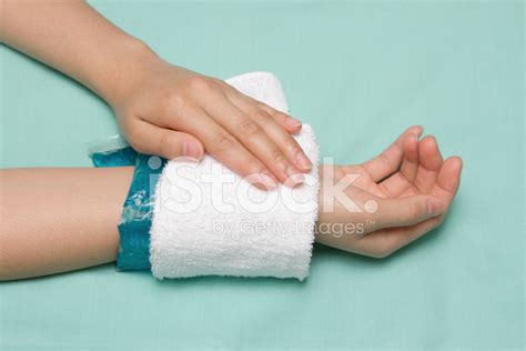 Foto De Stock Mujer Aplicando Compresas Frías En La Muñeca Duele Hinchada | Libre De Derechos ...