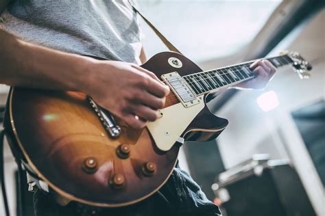 How to Put On a Guitar Strap: A Step-by-Step Guide for Beginners - Play ...