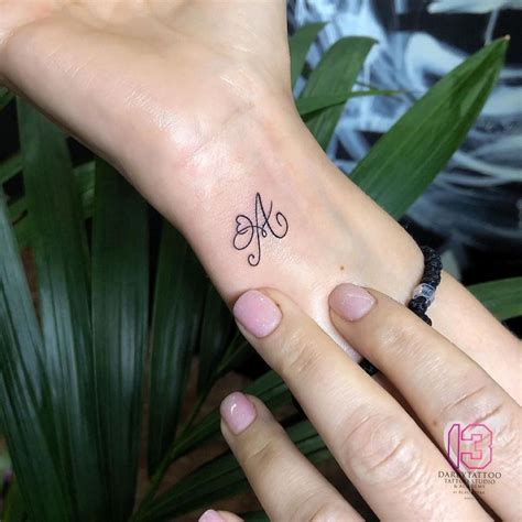 Tatuagens Com A Letra - 21 Tatuagens Femininas de Letras, Iniciais e Outros Simbolismos ...