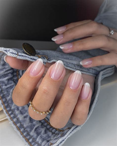 Unha Em Gel Minimalista - Unhas bonitas e delicadas amendoadas em gel | Unhas bonitas, Unhas ...