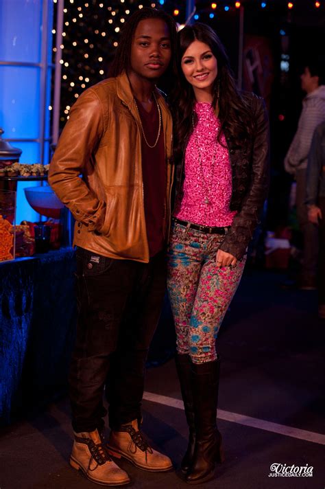 Victoria Justice, Victorious Season 3 - Episode 19, Tori fixes Beck and