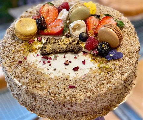 Френска селска торта с декорация - Slice of Cake London