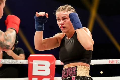 The Viral Paige VanZant Photo: What the Experts Say - qnvn7ce