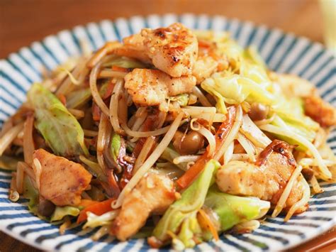 専門店風のボリュームでお腹満足！「メガ盛り野菜と鶏むね肉の野菜炒め」-筋肉料理人連載 | フーディストノート