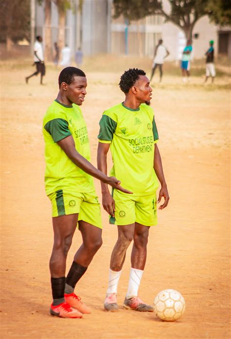 157.536+ Fotos y Imágenes de Lesbianas+haciendo+tijeras Gratis · Banco