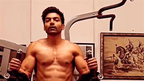 Gurmeet Choudhary shows off his perfectly carved abs in this workout ...