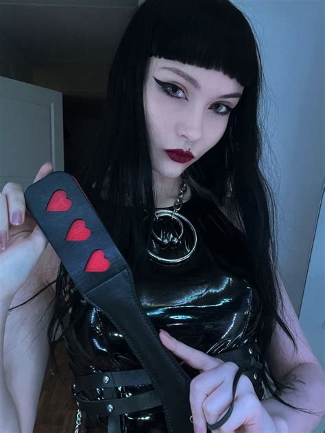 need a goth mommy gf? 🖤 : prettyaltgirls