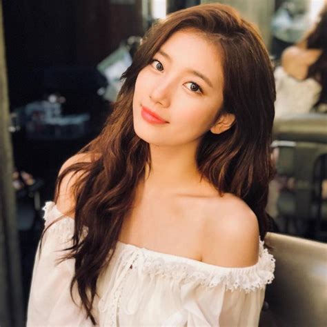 suzy  celebrate   year anniversary  fans  holding