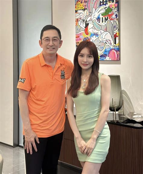 Hong Kong star Wu Qihua celebrates his 59th birthday! Young female fans