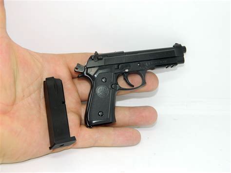 Модель пистолета Colt M1911 масштаб 1:2 из металла