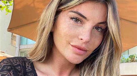 melanight frappee dans les toilettes dun restaurant une video fuite