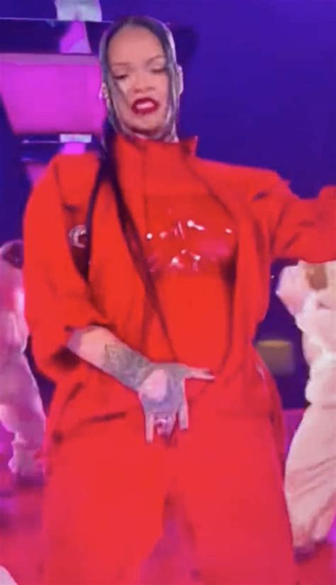 News and Report Daily Rihanna's crotch grab at Super Bowl dominates