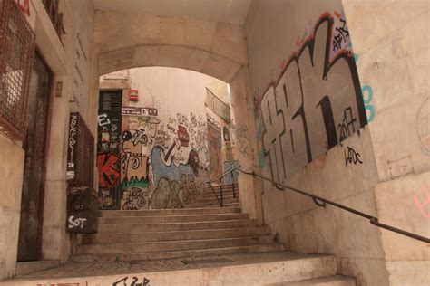 Back Alleys in Lisbon are so interesting... : r/Graffiti