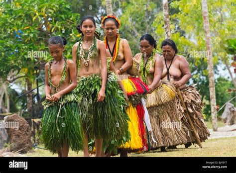 Micronesia yap women people hi-res stock photography and images - Alamy 