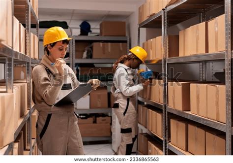 warehouse operative images stock   objects vectors