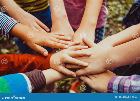 wij zijn samen sterk wanneer wij stock afbeelding image  buiten