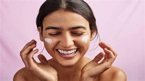 How Moisturizer Helps Keep Your Skin Hydrated And Youthful - ExpertBeacon