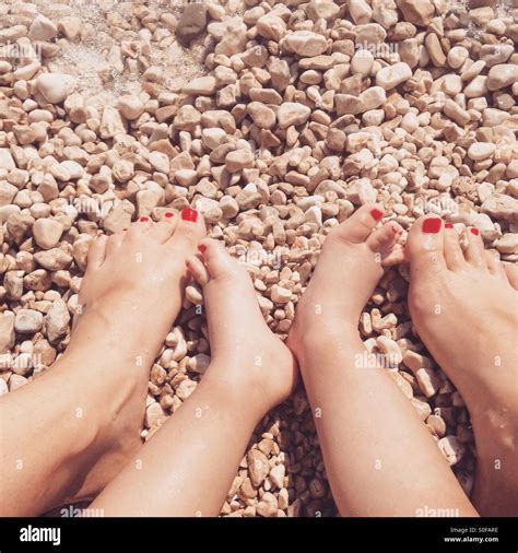 Mom daughter at beach hi-res stock photography and images - Alamy